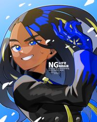  1girl arm_up black_hair black_jacket blue_background blue_eyes blue_gloves blue_shirt blush buttons commentary_request dark-skinned_female dark_skin dated eyelashes geeta_(pokemon) genjitsu_o_miro gloves grin hand_up highres jacket long_hair long_sleeves looking_to_the_side multicolored_hair neck_ribbon outline pokemon pokemon_scarlet_and_violet ribbon shirt smile solo streaked_hair sweat sweatdrop teeth twitter_username upper_body watermark yellow_ribbon 