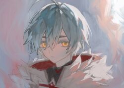  1boy ahoge alyosha_(genshin_impact) backlighting black_shirt cape closed_mouth commentary_request earmuffs empty_eyes expressionless freckles fur-trimmed_cape fur_trim genshin_impact green_hair grey_background hair_between_eyes highres hood hooded_cape looking_at_viewer male_focus shirt short_hair simple_background solo sp_z51 turtleneck turtleneck_shirt upper_body white_cape yellow_eyes 