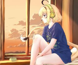  ahoge bed blonde_hair clouds commentary dooby english_commentary green_eyes hand_on_own_knee headphones highres indie_virtual_youtuber jerboa jerboa_tail kippu_(dooby) looking_at_another multicolored_hair pennylessmac shirt short_hair streaked_hair t-shirt tail thighs thinking train virtual_youtuber window 