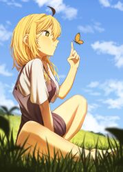  1girl absurdres ahoge blonde_hair blue_overalls blue_sky blush bug butterfly commentary dooby dooby_(1st_costume) english_commentary grass green_eyes highres index_finger_raised indie_virtual_youtuber jerboa jerboa_tail kgi_illus long_hair multicolored_hair outdoors overalls shirt short_sleeves sky solo streaked_hair thighs virtual_youtuber 