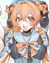  1girl alternate_costume black_dress black_horns blue_dress blue_hat blush bow chest_bow curled_horns dragon_girl dragon_horns dress green_eyes hair_between_eyes hair_ornament hat highres horns long_hair looking_at_viewer mechanical_horns open_mouth orange_bow orange_hair orange_pupils orphie_magnusson pointy_ears simple_background smile solo sphere_hair_ornament twintails two-tone_dress upper_body white_background yumemidori_1616 zenless_zone_zero 