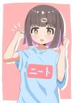 1girl :d aged_down alternate_hairstyle bare_arms black_hair blue_shirt blunt_bangs brown_eyes colored_inner_hair commentary dot_mouth hair_ornament hairclip hands_up highres looking_at_viewer multicolored_hair onii-chan_wa_oshimai! open_mouth orangeir8 oyama_mihari purple_hair red_background shirt short_hair short_sleeves simple_background smile solo t-shirt two-tone_hair upper_body 