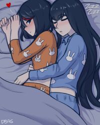  2girls absurdres alt_text alternate_costume black_hair dbag_(dbagdraws) hand_on_another's_stomach heart highres holding_another's_waist incest kill_la_kill kiryuuin_satsuki looking_back matoi_ryuuko multicolored_hair multiple_girls official_alternate_costume pajamas red_streaks short_hair siblings sisters sleeping spooning streaked_hair thick_eyebrows two-tone_hair under_covers yuri zzz 