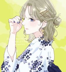  1girl blonde_hair blush closed_mouth commentary_request hair_ornament hairclip japanese_clothes kimono looking_at_viewer medium_hair nail_polish nozawa_(nooo1709) original purple_nails solo violet_eyes white_kimono x_hair_ornament yellow_background yukata 