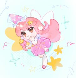  blue_background boots bow brown_eyes capelet character_name chinese_commentary closed_mouth clothes_writing commentary_request conical_hat dot_nose dress eyelashes fairy fairy_wings frilled_headwear hair_ornament halftone hand_on_own_chin happy hat hat_ribbon highres holding holding_wand infinity_nikki leg_up light_blush looking_ahead mifan941 nikki_(nikki) nikki_(series) pink_bow pink_dress pink_hat pleated_dress print_dress print_headwear ribbon see-through_capelet see-through_clothes see-through_ribbon short_dress smile sparkle star_(symbol) star_hair_ornament star_print star_wand thigh_boots transparent_wings wand white_boots white_capelet white_ribbon wings 