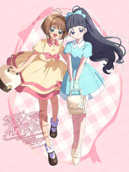  2girls :d ankle_socks antenna_hair aqua_dress artist_name bag black_hair blunt_bangs bow brown_hair cardcaptor_sakura closed_mouth collared_dress daidouji_tomoyo dated dress green_eyes hair_bow hair_intakes handbag high_ponytail highres holding holding_bag kinomoto_sakura long_hair looking_at_viewer mary_janes multiple_girls open_mouth pink_background plaid_background ponytail serizawa_serizane shoes short_hair smile socks standing twitter_username watermark white_bag yellow_dress 