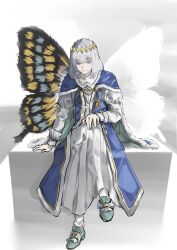  1boy arthropod_boy blue_cape blue_eyes butterfly_wings cape crossed_legs crown diamond_hairband fate/grand_order fate_(series) full_body fur-trimmed_cape fur_trim grey_background grey_hair highres insect_wings long_sleeves looking_at_viewer male_focus medium_hair oberon_(fate) oberon_(first_ascension)_(fate) shoes sitting smile solo uwayasushi wings 