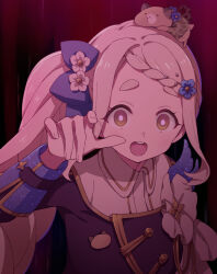  1girl @_@ animal_on_head blonde_hair blue_bow blue_shirt bow braid collared_shirt commentary dark flower gonzalez_(machita_chima) hair_bow hair_flower hair_ornament long_hair long_sleeves looking_at_viewer machita_chima munyuu nijisanji nijisanji_matching_outfit on_head open_mouth pointing pointing_at_viewer shirt side_ponytail solo teeth thick_eyebrows untranslatable_commentary upper_teeth_only virtual_youtuber white_shirt wide-eyed 