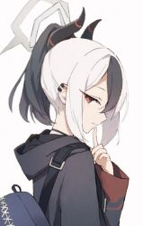  1girl bag black_choker black_hair black_hoodie black_horns blue_archive bright_pupils choker closed_mouth commentary demon_girl demon_horns ear_piercing finger_to_mouth from_side grey_halo hair_between_eyes halo hand_up highres hood hood_down hoodie horns index_finger_raised k4lmy kayoko_(blue_archive) long_sleeves multicolored_hair piercing ponytail profile red_eyes shoulder_bag sidelocks sideways_glance simple_background smile solo tsurime two-tone_hair upper_body white_background white_hair white_pupils 