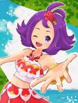  1girl acerola_(pokemon) acerola_(sygna_suit)_(pokemon) blue_sky flower hair_flower hair_ornament highres looking_at_viewer midriff navel ocean official_alternate_costume one_eye_closed open_mouth outstretched_arm pokemon pokemon_(game) pokemon_masters_ex purple_hair sky smile solo tsugomori_(sprn303) violet_eyes 