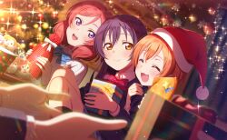  3girls :3 blue_bow blue_bowtie blue_hair blurry blurry_background blurry_foreground bow bowtie box christmas closed_eyes closed_mouth game_cg gift gift_box hat highres holding holding_gift hoshizora_rin indoors long_hair love_live! love_live!_school_idol_festival_2 love_live!_school_idol_project multiple_girls nishikino_maki official_art open_mouth orange_hair otonokizaka_school_uniform red_bow red_bowtie red_hair red_hat santa_hat school_uniform short_hair side-by-side sitting smile sonoda_umi third-party_source 