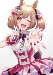  1girl akatsuki_(kuon) animal_ears black_bow blush bow breasts brown_eyes brown_hair center_frills commentary_request frills hair_between_eyes hair_bow holding holding_microphone horse_ears horse_girl looking_at_viewer medium_breasts microphone multiple_hair_bows one_eye_closed open_mouth outstretched_arm pink_bow pink_skirt puffy_short_sleeves puffy_sleeves purple_bow reaching reaching_towards_viewer shirt short_sleeves simple_background skirt smart_falcon_(love_4ever)_(umamusume) smart_falcon_(umamusume) smile solo suspender_skirt suspenders twintails umamusume white_background white_shirt wrist_cuffs yellow_bow 