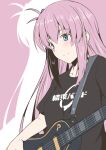  1girl black_shirt blue_eyes bocchi_the_rock! clothes_writing cube_hair_ornament electric_guitar gibson_les_paul gotou_hitori guitar hair_ornament highres instrument long_hair one_side_up pink_hair shirt solo t-shirt taira_yuuki upper_body 