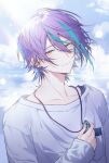  1boy absurdres aqua_hair artist_name blue_sky breast_pocket casual closed_mouth clouds cloudy_sky collarbone commentary cross cross_earrings day dogdogwanwan ear_piercing earrings floating_hair glint grey_shirt hair_between_eyes highres holding jewelry kamishiro_rui kanaria_wa_kyuukyou_ni_utau_(project_sekai) lens_flare light_rays long_bangs long_sleeves looking_at_viewer male_focus multicolored_hair necklace outdoors pendant piercing pocket project_sekai purple_hair shirt short_hair sideways_glance sky sleeves_past_wrists smile smug solo sparkle strap stud_earrings sunbeam sunlight t-shirt two-tone_hair upper_body wind yellow_eyes 