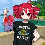  1girl ahoge black_shirt bubbacterial clothes_writing day drill_hair fish fishing_rod highres holding holding_fishing_rod kasane_teto kasane_teto_(sv) looking_at_viewer multicolored_hair outdoors red_eyes redhead ribbon shirt sky solo synthesizer_v t-shirt twin_drills utau water white_hair white_ribbon 