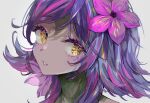  1girl colored_skin flower green_skin hair_flower hair_ornament league_of_legends looking_at_viewer medium_hair neeko_(league_of_legends) parted_lips portrait purple_flower simple_background smile solo teeth usagi_(3828164) white_background yellow_eyes 