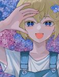  0tz026 1boy arm_up bad_id bad_twitter_id basil_(omori) blonde_hair blue_eyes blue_overalls blush collarbone flower hair_flower hair_ornament highres looking_at_viewer omori open_mouth overalls shirt short_hair short_sleeves smile solo upper_body white_shirt 