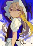  1girl absurdres blonde_hair blue_background closed_mouth commentary_request expressionless hair_between_eyes hat highres kirisame_marisa looking_at_viewer looking_back shi_chimi simple_background solo touhou upper_body violet_eyes witch_hat 