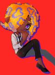  1girl black_footwear black_necktie black_pants character_request collared_shirt drop_shadow foot_out_of_frame hair_over_one_eye hand_up looking_at_viewer loveseaocolors multicolored_hair necktie orange_hair pants red_background shirt shirt_tucked_in shoes simple_background smile solo splatoon_(series) splatoon_3 suspenders violet_eyes white_shirt 