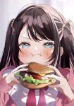  1girl :t black_hair blue_eyes blush bow burger colored_inner_hair eating fingernails food food_on_face highres holding holding_food jacket kaga_nazuna long_hair looking_at_viewer lupinus_virtual_games multicolored_hair pink_hair pink_jacket pome_charo red_bow shirt solo swept_bangs two_side_up upper_body v-shaped_eyebrows virtual_youtuber vspo! white_shirt 