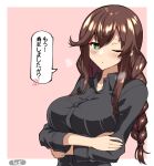  1girl black_shirt border braid breasts brown_hair commentary_request crossed_arms green_eyes highres kantai_collection large_breasts long_hair noshiro_(kancolle) noshiro_kai_ni_(kancolle) one_eye_closed pink_background shiba_(zudha) shirt solo swept_bangs translation_request twin_braids two-tone_background upper_body white_border 