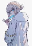  1boy blue_eyes blush coat fate/grand_order fate_(series) food grey_background grey_hair hair_bun highres holding holding_food hood hood_down hooded_coat looking_at_viewer looking_back male_focus oberon_(fate) popsicle simple_background single_hair_bun solo weii2021 white_coat 