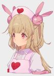 &gt;_&lt; 1girl apron blonde_hair blush center_frills closed_mouth collared_dress commentary_request cropped_torso dress frills grey_background hair_ornament hat heart heart_print highres long_hair natori_sana nurse_cap pink_apron pink_headwear puffy_short_sleeves puffy_sleeves rabbit_hair_ornament red_eyes safety_pin sana_channel short_sleeves simple_background solo twintails two_side_up upper_body virtual_youtuber white_dress zumi_tiri