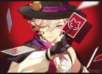  1boy androgynous black_cape black_gloves black_headwear blonde_hair cape card closed_mouth genshin_impact gloves hat holding holding_card jesse_(pixiv34586727) long_sleeves looking_at_viewer lyney_(genshin_impact) male_focus playing_card red_background shirt signature smile solo teardrop_facial_mark top_hat violet_eyes white_shirt 