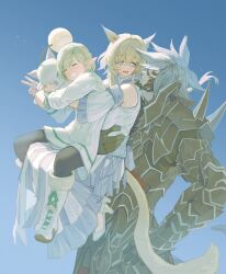  1boy 1other 2girls absurdres animal_ears armor au_ra black_gauntlets blonde_hair blue_eyes cat_ears cat_girl cat_tail colored_sclera commentary_request dragon_boy elezen elf final_fantasy final_fantasy_xiv grey_sclera highres horns korean_commentary looking_at_another miqo'te moogle multiple_girls owo_whm pauldrons pointy_ears rielle_de_caulignont scales shoulder_armor sidurgu_orl simple_background smile tail v warrior_of_light_(ff14) white_hair 
