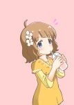  1girl absurdres ahoge blue_eyes brown_hair child commentary_request cup dot_nose dress drinking drinking_straw floral_print flower hair_flower hair_ornament hands_up highres holding holding_cup idolmaster idolmaster_million_live! long_sleeves looking_at_viewer notice_lines pink_background short_hair solo suou_momoko wavy_hair yellow_dress yonekura_ryo_(ryokakat0801) 