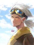  1boy brown_jacket closed_mouth clouds commentary_request dated day erinoshin friede_(pokemon) from_side fur-trimmed_jacket fur_trim goggles goggles_on_head jacket looking_to_the_side male_focus medium_hair outdoors pokemon pokemon_(anime) pokemon_horizons ponytail sky smile solo upper_body white_hair yellow_eyes 