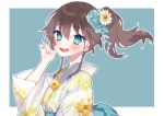  1girl absurdres ahoge blue_eyes blush breasts brown_hair chiyomaru_(yumichiyo0606) crossed_bangs floral_print flower hair_between_eyes hair_flower hair_ornament hair_ribbon hand_on_own_face highres hololive japanese_clothes kimono looking_at_viewer natsuiro_matsuri open_mouth print_kimono ribbon sash side_ponytail sidelocks simple_background small_breasts smile solo teeth tongue virtual_youtuber yukata 