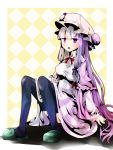  black_thighhighs checkered hat highres long_hair patchouli_knowledge purple_eyes purple_hair slippers solo thigh-highs thighhighs touhou violet_eyes yamineko 