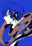  1boy 3kuma blue_background blue_theme character_name expressionless from_side headphones highres kaito_(vocaloid) looking_ahead male_focus profile scarf short_hair signature solo upper_body vocaloid 