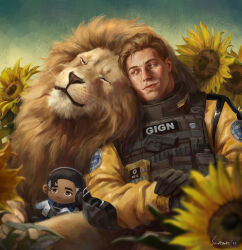  1boy animal black_gloves black_vest blonde_hair blue_sky bulletproof_vest closed_eyes commentary crossed_arms dated doc_(rainbow_six_siege) doll flower gign gloves green_eyes highres jumpsuit lion lion_(rainbow_six_siege) long_sleeves male_focus patch pouch rainbow_six_siege shoulder_patch signature sitting sky smile solo sun_stark sunflower vest yellow_flower yellow_jumpsuit 