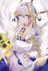  1girl absurdres arknights bare_shoulders blonde_hair closed_mouth colored_extremities commentary cowboy_shot dragon_girl dragon_horns earrings eyes_visible_through_hair green_eyes highres horns jacket jewelry light_particles long_hair long_sleeves looking_at_viewer magic mai_(ayamai2017) multicolored_hair necklace off_shoulder pointy_ears purple_hair shu_(arknights) smile solo standing strapless tube_top very_long_hair white_hair white_jacket white_tube_top 