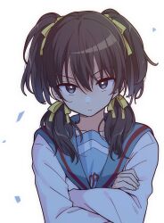 1girl absurdres alternate_hairstyle blue_sailor_collar brown_eyes brown_hair collarbone commentary_request crossed_arms hair_between_eyes hair_over_shoulder hair_ribbon highres kita_high_school_uniform long_hair quad_tails ribbon sailor_collar school_emblem school_uniform serafuku simple_background solo suzumiya_haruhi suzumiya_haruhi_no_yuuutsu taiki_(6240taiki) upper_body white_background winter_uniform yellow_ribbon 