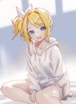  1girl :d backlighting bed_sheet between_legs blonde_hair blue_eyes bow breasts collarbone drawstring hair_bow hair_ornament hairclip hand_between_legs head_tilt hood hood_down hoodie kagamine_rin light_blush looking_at_viewer open_mouth short_ponytail side_ponytail sitting small_breasts smile solo swept_bangs vocaloid white_bow white_hoodie window yokozuwari yukihane_(snowowl515) 