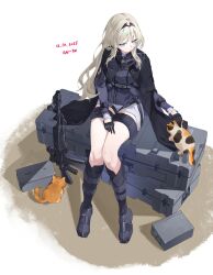  1girl ammunition_box an-94 an-94_(girls&#039;_frontline) aqua_eyes assault_rifle black_boots black_gloves black_hairband blonde_hair boots box cat character_name closed_mouth dated full_body girls_frontline gloves gun hairband hashtag-only_commentary highres rifle short_shorts shorts simple_background sitting two-tone_background weapon weapon_name white_shorts zhu_fun_(pixiv_21401851) 