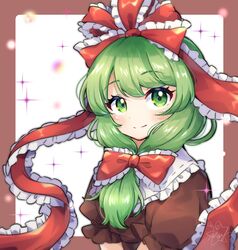  1girl artist_name bow frilled_bow frilled_ribbon frills front_ponytail green_eyes green_hair hair_bow hair_ribbon highres kagiyama_hina puffy_short_sleeves puffy_sleeves red_bow red_ribbon ribbon short_sleeves smile solo suguharu86 touhou upper_body watermark 