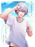  1boy black_nails chain_necklace commentary_request fuwa_minato grey_hair highres holding jewelry kabosu_(anna_neji) male_focus multicolored_hair necklace nijisanji open_mouth purple_hair redhead shirt smile solo speech_bubble streaked_hair t-shirt translation_request violet_eyes virtual_youtuber white_shirt 