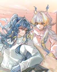  2girls arknights black_eyes blonde_hair blue_hair chromatic_aberration closed_mouth collared_shirt day dragon_girl dragon_horns green_hair hair_between_eyes highres horns jacket light_particles ling_(arknights) long_hair long_sleeves looking_at_another mouth_hold multicolored_hair multiple_girls one_eye_closed outdoors parted_lips pink_eyes power_lines scarf shang_ge_promax shirt shu_(arknights) siblings sisters smile white_hair white_jacket white_scarf white_shirt 
