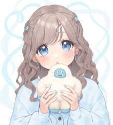  1girl :o bad_id bad_twitter_id blue_cardigan blue_eyes blue_nails blush bow bow_earrings brown_hair cardigan claw_hair_clip earrings fingernails hair_ornament hairclip hands_up head_tilt highres holding holding_stuffed_toy indie_virtual_youtuber jewelry long_hair looking_at_viewer nail_art nail_polish open_mouth pink_nails ring simple_background sleeves_past_wrists solo straight-on stuffed_toy swept_bangs tareme umeno upper_body virtual_youtuber wavy_hair white_background yamada_suzume yeti_(creature) 