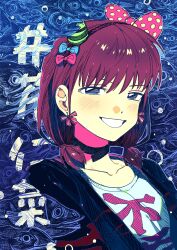  1girl absurdres black_choker blue_background blue_eyes bow choker commentary_request dochiwawa earrings fish girls_band_cry grin hair_bow highres iseri_nina jewelry koe_naki_sakana kuuhaku_to_catharsis looking_at_viewer pink_bow red_hair shikai_no_sumi_kuchiru_oto shirt short_twintails smile solo translation_request twintails upper_body white_shirt 