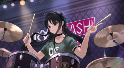  1girl absurdres ahoge armlet awa_subaru black_choker black_hair blue_ribbon breasts chinese_commentary choker closed_mouth commentary_request drum drum_set girls_band_cry green_shirt hair_ribbon highres instrument jewelry long_hair medium_breasts origami-hui playing_drum ribbon shikai_no_sumi_kuchiru_oto shirt sidelocks solo violet_eyes 