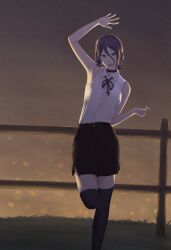  1girl aanryus absurdres arm_up black_choker black_ribbon black_shorts black_thighhighs chainsaw_man choker collared_shirt fence green_eyes hair_between_eyes highres looking_at_viewer neck_ribbon night outdoors purple_hair reze_(chainsaw_man) ribbon shirt shirt_tucked_in shorts sleeveless sleeveless_shirt solo standing standing_on_one_leg thigh-highs white_shirt wooden_fence 