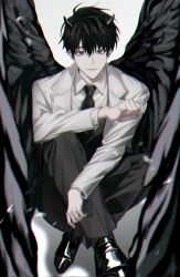  1boy black_eyes black_hair black_necktie black_vest black_wings coat collared_shirt crossed_legs curled_up demon_horns feathered_wings full_body head_tilt highres horns kim_dokja knees_up looking_at_viewer male_focus narak necktie official_alternate_costume omniscient_reader&#039;s_viewpoint shirt short_hair smile solo vest white_coat white_shirt wings 