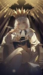  1boy absurdres ascot blue_eyes blush book cape commentary_request crossed_legs crown dark-skinned_male dark_skin grey_hair grin hair_between_eyes highres holding holding_book lella_nyam long_sleeves looking_at_viewer male_focus metaphor:_refantazio official_alternate_costume open_book pants protagonist_(metaphor:_refantazio) short_hair sitting_on_throne smile solo spoilers throne white_ascot white_cape white_pants 