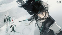  1boy 3d alternate_costume arm_armor black_hair chinese_clothes closed_mouth hair_between_eyes highres holding holding_sword holding_weapon logo long_hair looking_to_the_side male_focus missing_commentary official_art qiuyuan_(wuthering_waves) rain reflection reflective_water ripples solo sword water weapon wuthering_waves 