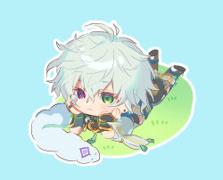  1boy :3 arm_guards blue_background chibi closed_eyes commentary_request grass green_eyes head_rest heterochromia highres japanese_clothes kariginu lying male_focus matochi_(fa) messy_hair murakumo_kagetsu murakumo_kagetsu_(1st_costume) nijisanji on_stomach outline short_hair simple_background solo the_pose violet_eyes virtual_youtuber watakumo_(murakumo_kagetsu) white_hair 